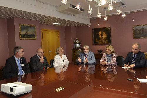 Maria Sandra Telesca (Assessore regionale Salute, Integrazione socio-sanitaria, Politiche sociali e Famiglia) con Mauro Delendi (Direttore generale Asuiud), Chiara Zuiani (Direttore  radiologia diagnostica Asuiud), Giuseppe Morandini e Luciano Nonis (Presidente e Direttore generale Fondazione Friuli) alla presentazione del nuovo mammografo dell'ospedale Santa Maria della Misericordia - Udine 27/09/2017